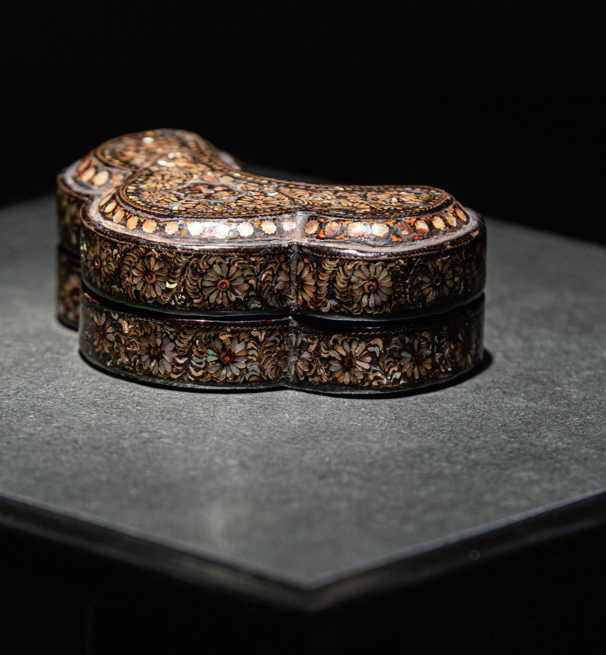 The Modern Revival of Mother-of-Pearl Lacquerware A Fusion of Tradition and Innovation